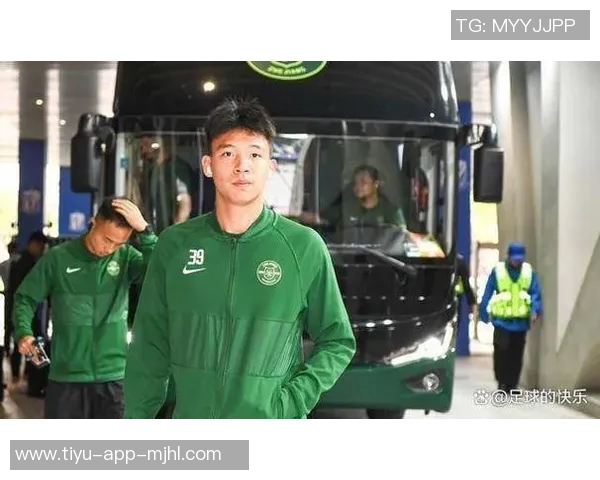 王钰栋穿热刺球衣引发热议幽默回应引发球迷热情讨论