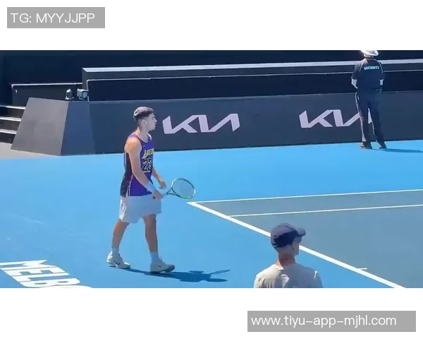 阿尔卡拉斯身穿詹姆斯23号紫金战袍在澳网训练致敬传奇运动员 阿尔卡拉斯身穿詹姆斯23号紫金战袍在澳网训练致敬传奇运动员